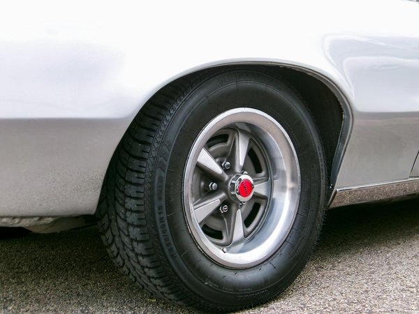 La différence entre tours de piste en moto et en voiture